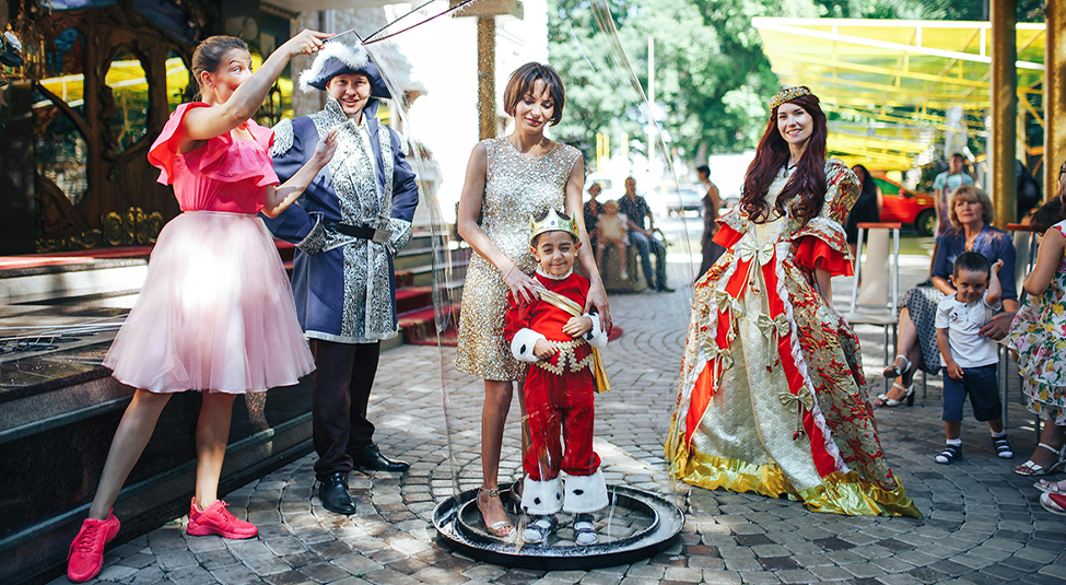 volunteers with visitors